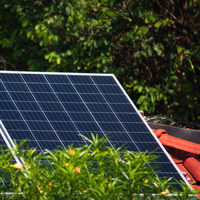 Installation de panneaux solaires en toiture Panneaux photovoltaïques installés sur une toiture